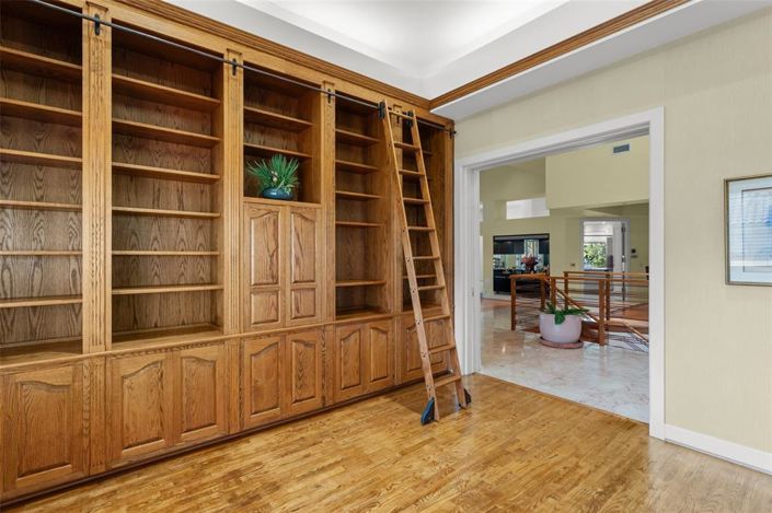 Image No.10-5 Bed Property for sale