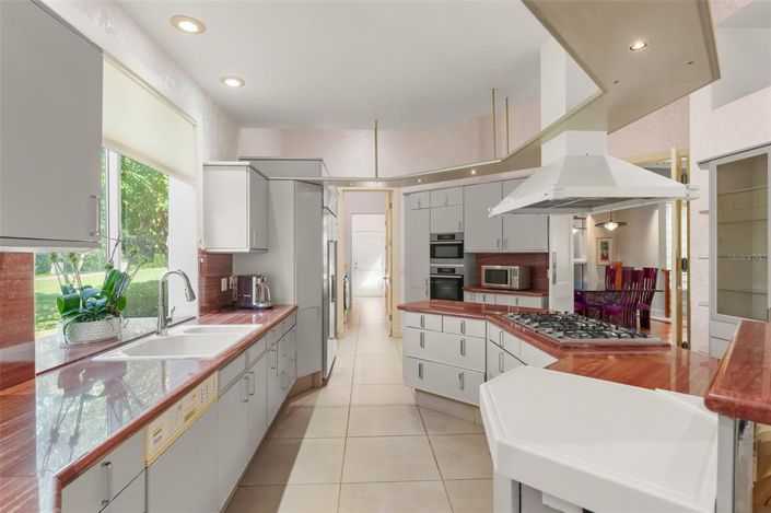 Image No.15-5 Bed Property for sale