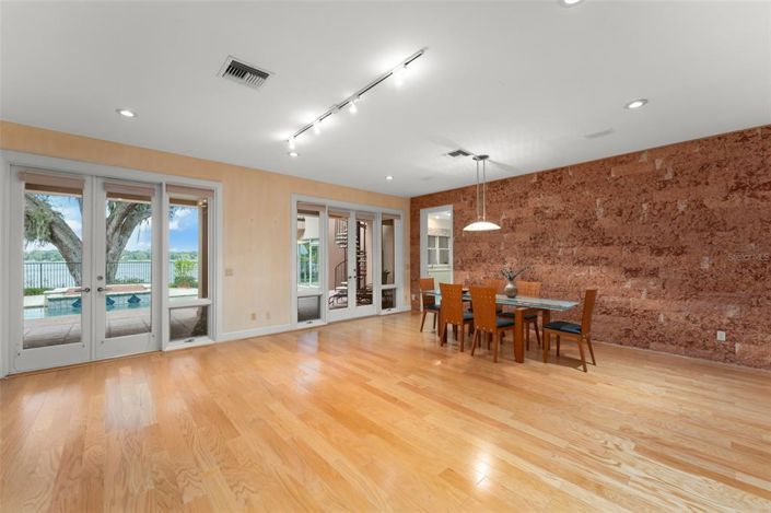 Image No.16-5 Bed Property for sale