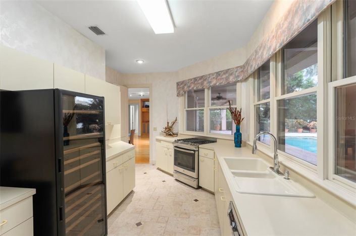 Image No.38-5 Bed Property for sale