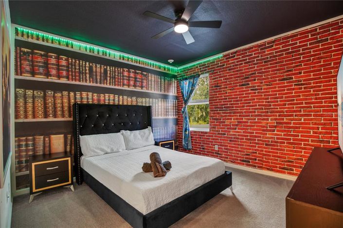 Image No.12-15 Bed Property for sale