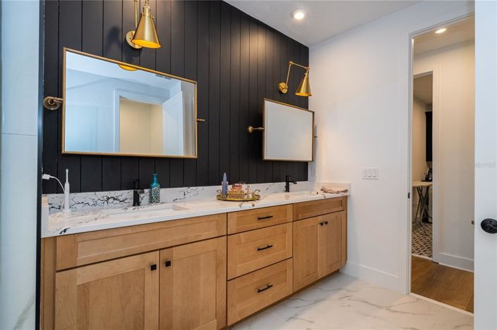 Image No.58-5 Bed Property for sale