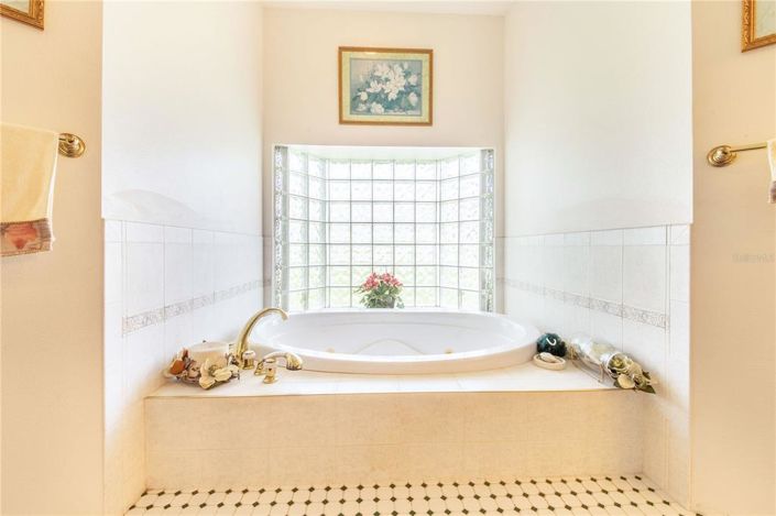 Image No.20-4 Bed Property for sale