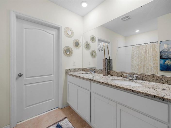 Image No.20-5 Bed Property for sale