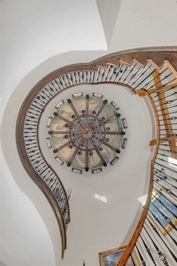 Image No.17-7 Bed Property for sale