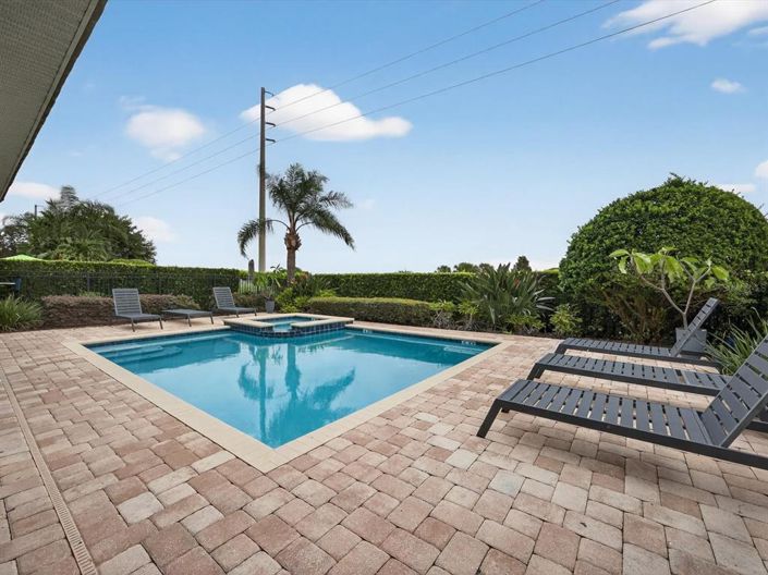 Image No.2-10 Bed Property for sale