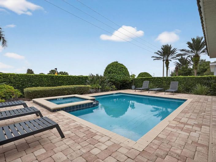 Image No.50-10 Bed Property for sale