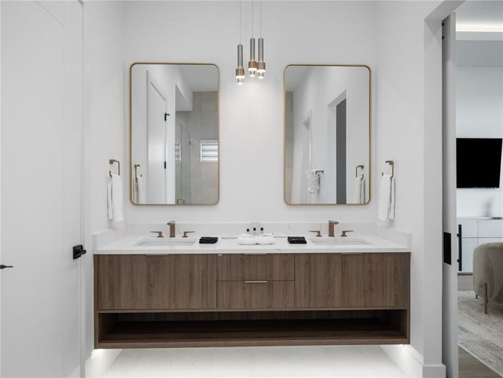 Image No.30-11 Bed Property for sale