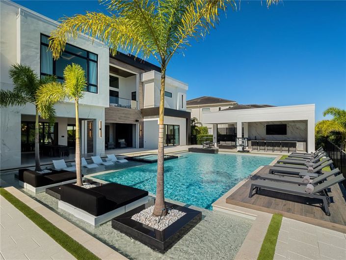 Image No.45-11 Bed Property for sale