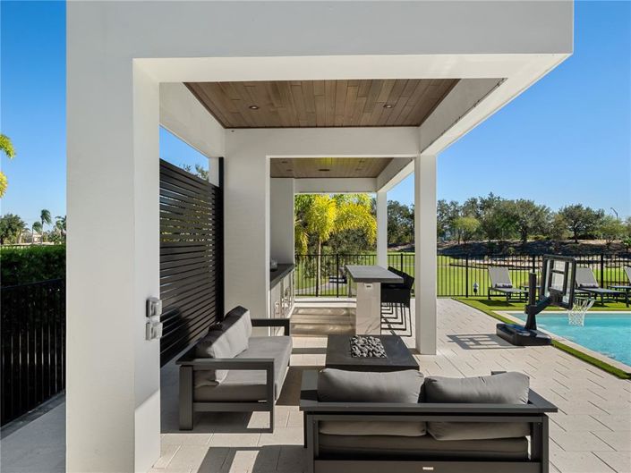 Image No.48-11 Bed Property for sale