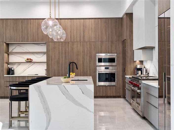 Image No.6-11 Bed Property for sale