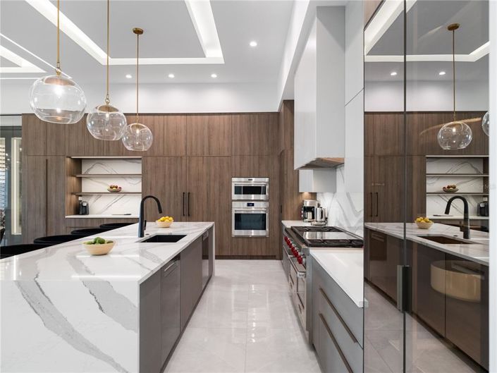 Image No.7-11 Bed Property for sale