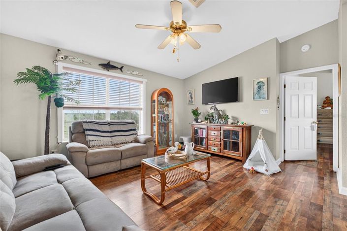 Image No.4-4 Bed Property for sale