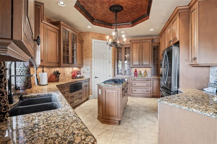 Image No.12-5 Bed Property for sale