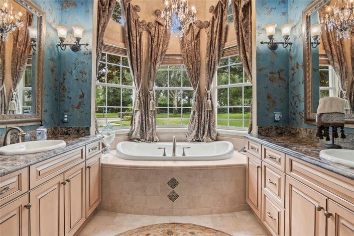 Image No.20-5 Bed Property for sale