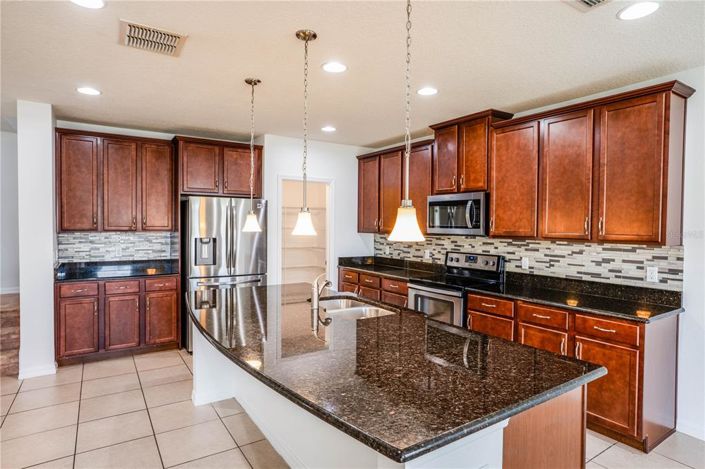 Image No.4-4 Bed Property for sale