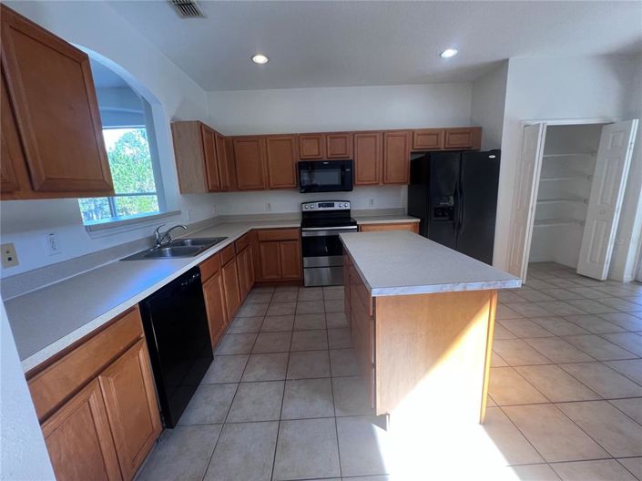 Image No.2-6 Bed Property for sale