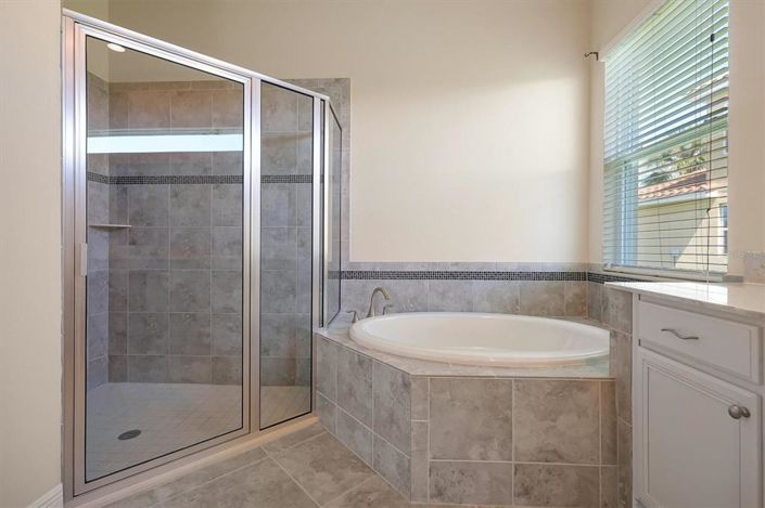 Image No.28-5 Bed Property for sale