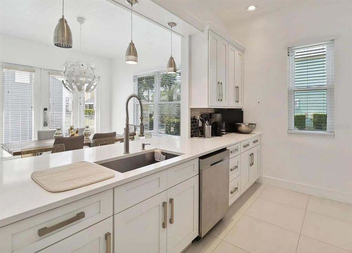 Image No.4-4 Bed Property for sale