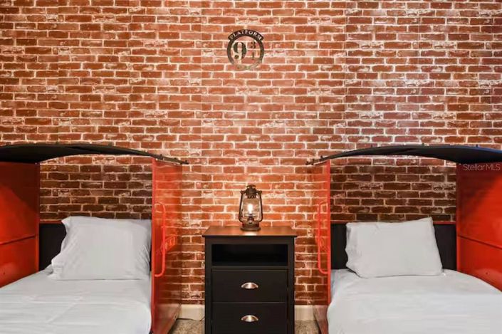 Image No.40-8 Bed Property for sale