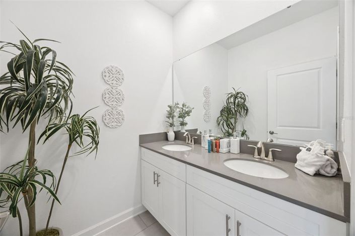 Image No.30-5 Bed Townhouse for sale