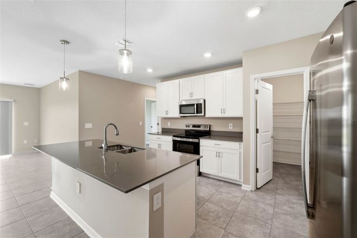 Image No.16-6 Bed Property for sale