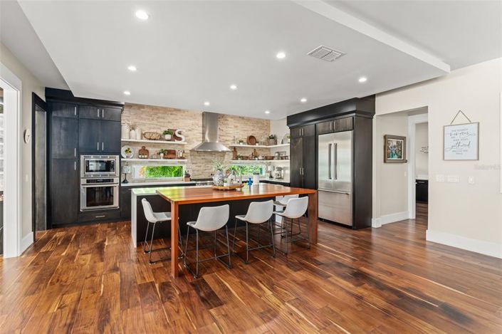 Image No.23-5 Bed Property for sale