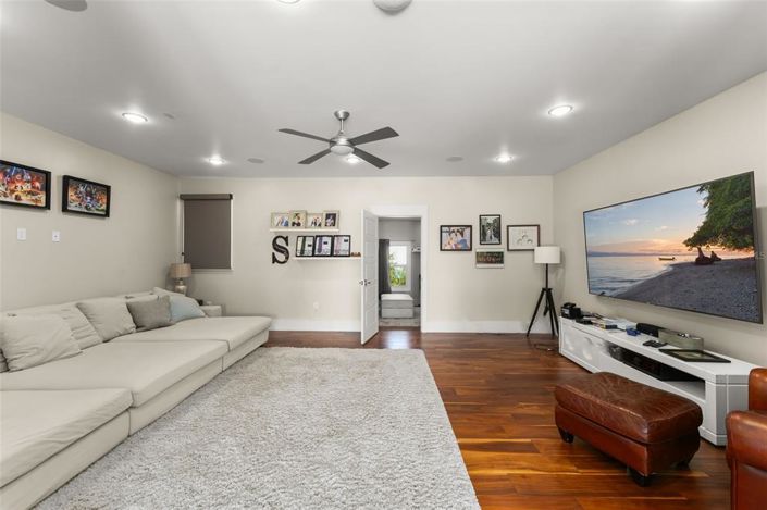 Image No.38-5 Bed Property for sale