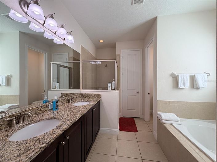 Image No.20-8 Bed Property for sale