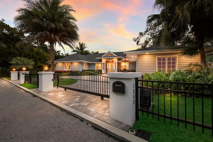 Image No.1-4 Bed Property for sale