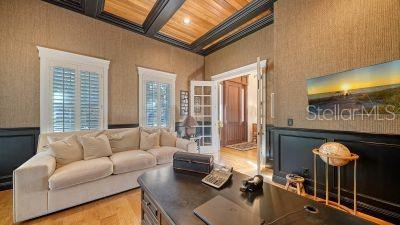 Image No.10-6 Bed Property for sale