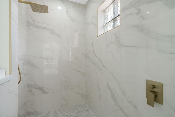 Image No.40-5 Bed Property for sale