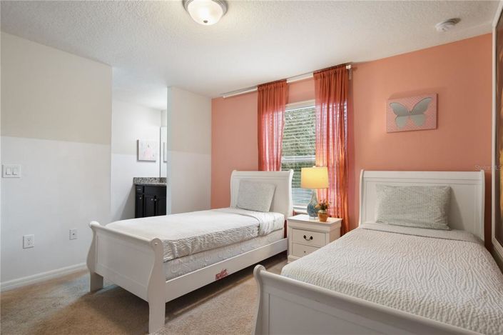 Image No.20-8 Bed Property for sale