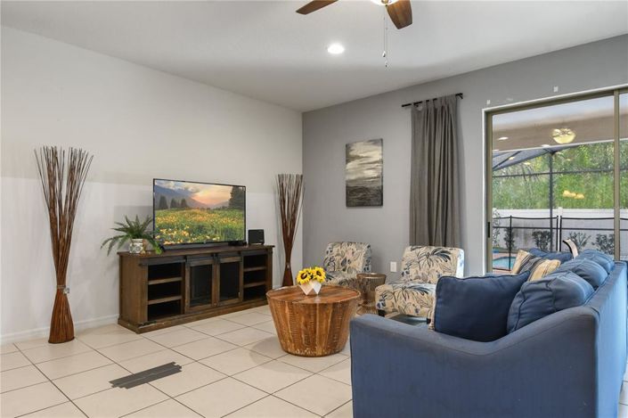 Image No.8-8 Bed Property for sale