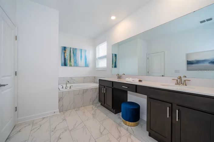 Image No.12-5 Bed Property for sale