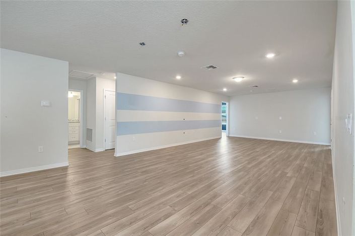 Image No.50-8 Bed Property for sale