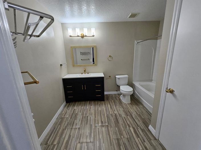 Image No.17-5 Bed Property for sale