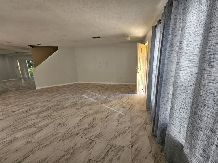 Image No.24-5 Bed Property for sale