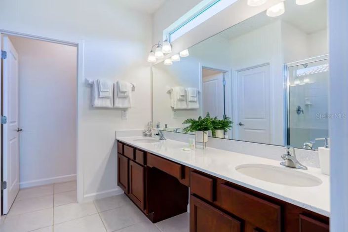 Image No.32-10 Bed Property for sale