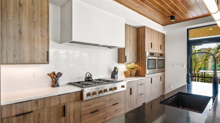 Image No.17-5 Bed Property for sale