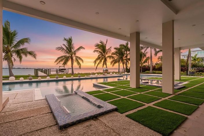 Image No.13-6 Bed Property for sale