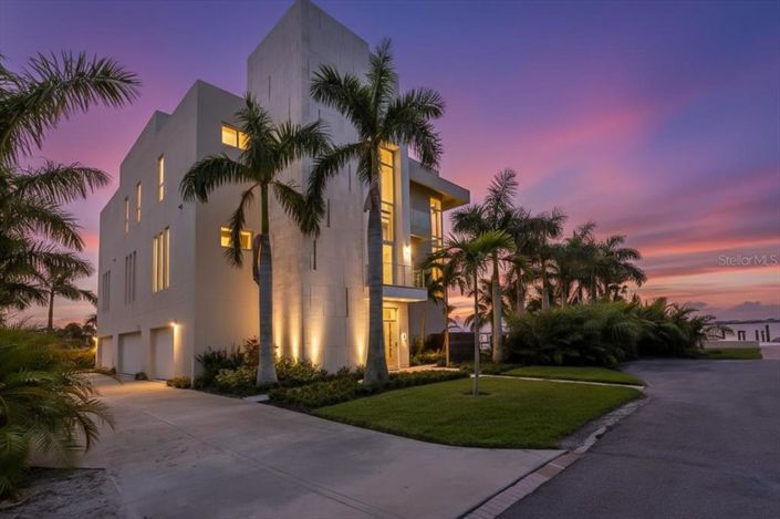 Image No.17-6 Bed Property for sale