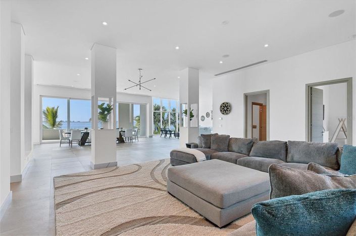 Image No.26-6 Bed Property for sale