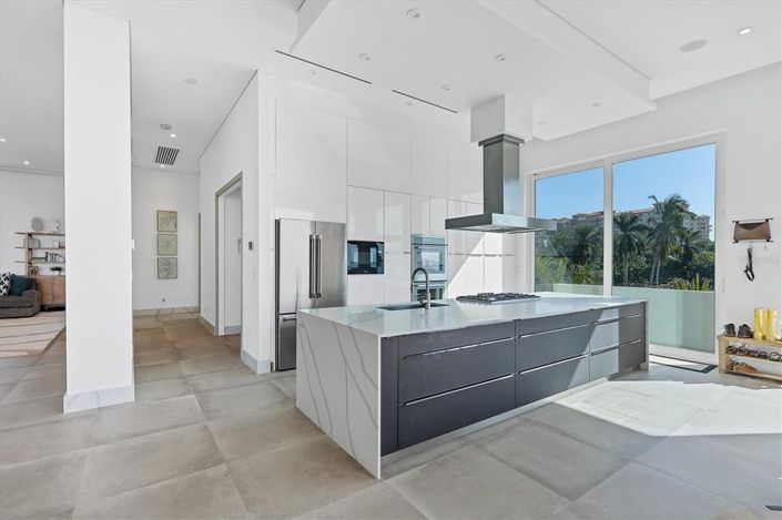 Image No.28-6 Bed Property for sale