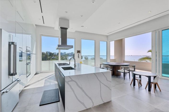 Image No.30-6 Bed Property for sale