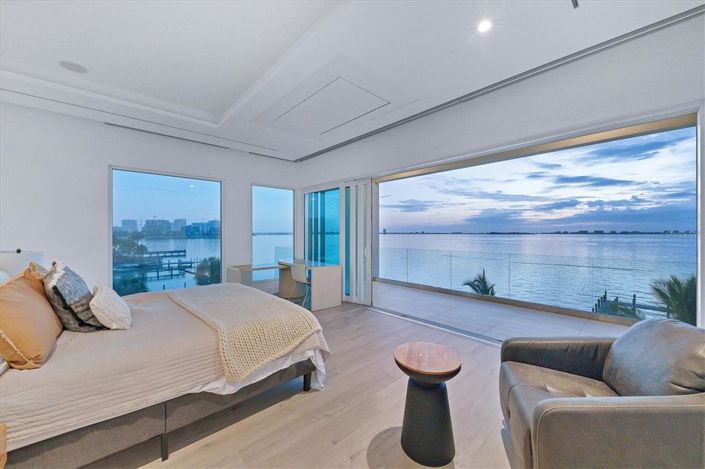 Image No.37-6 Bed Property for sale