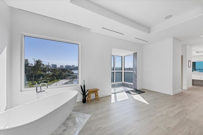 Image No.40-6 Bed Property for sale