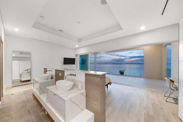 Image No.42-6 Bed Property for sale