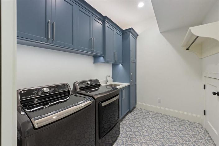 Image No.22-5 Bed Property for sale