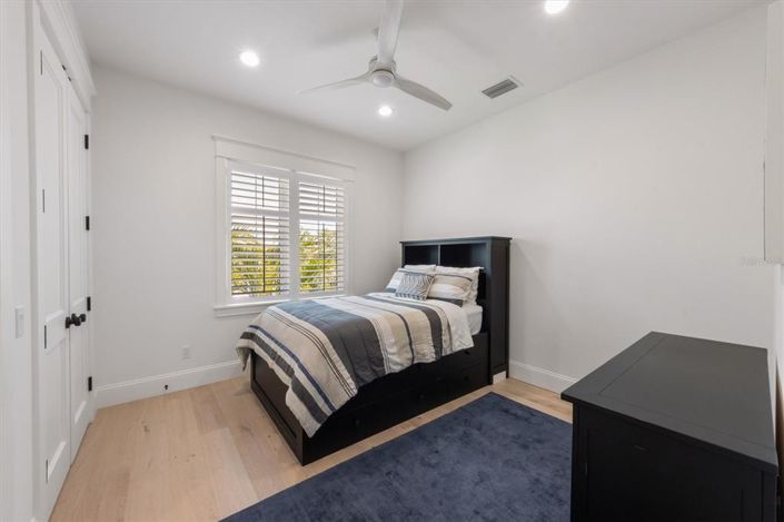 Image No.26-5 Bed Property for sale